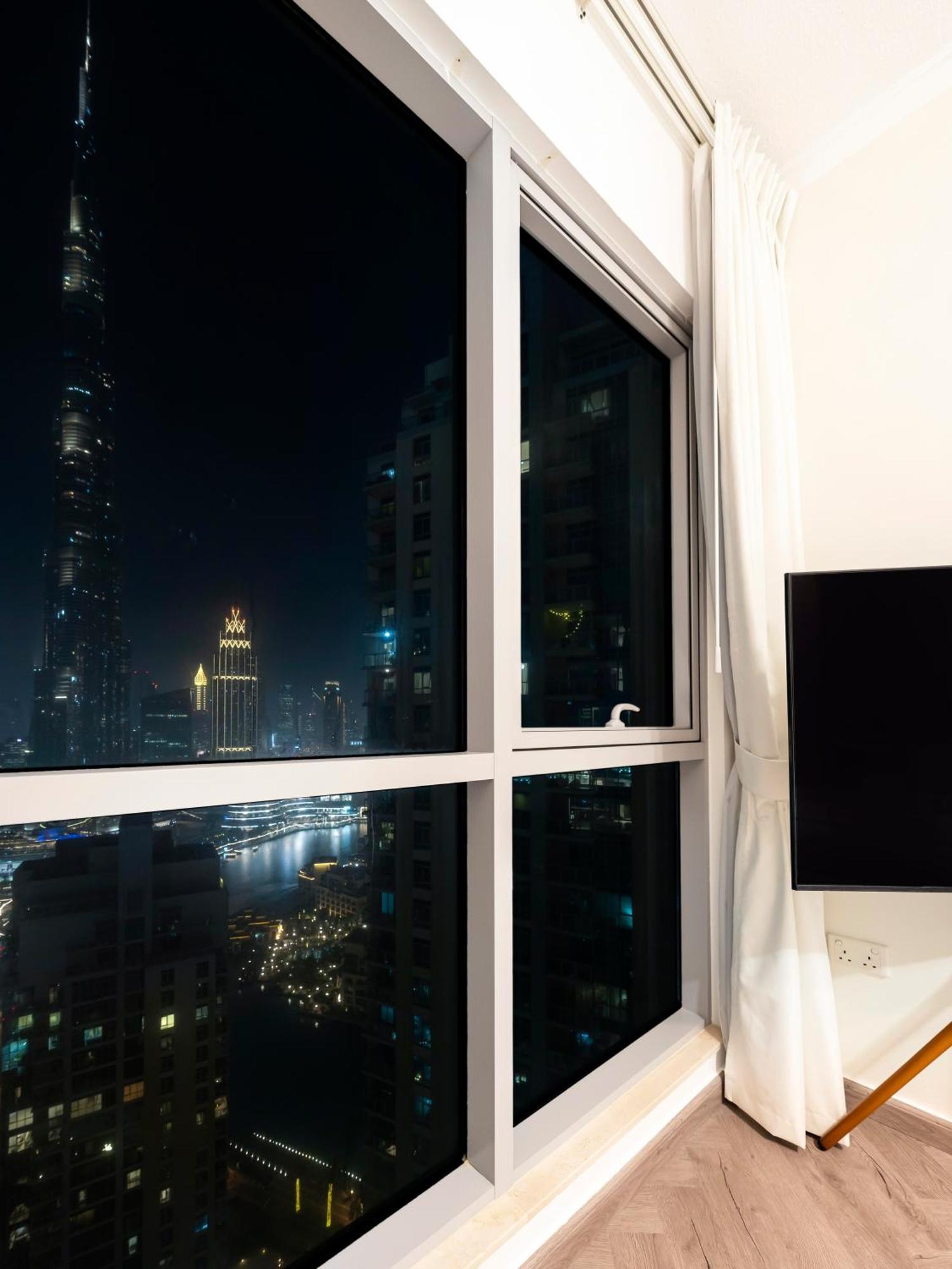 Апартаменты Luxe 4 Bedroom I Burj Khalifa & Fountain Views I Free Gym, Pool, Parking, Wi-fi And Ps5 I By Skyline Serenity *